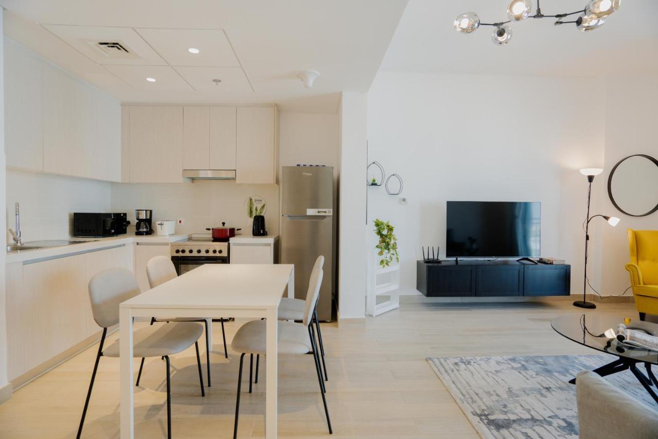 Apartment Nasma Luxury - Waterfront Retreat With Balcony Near Theme Park *