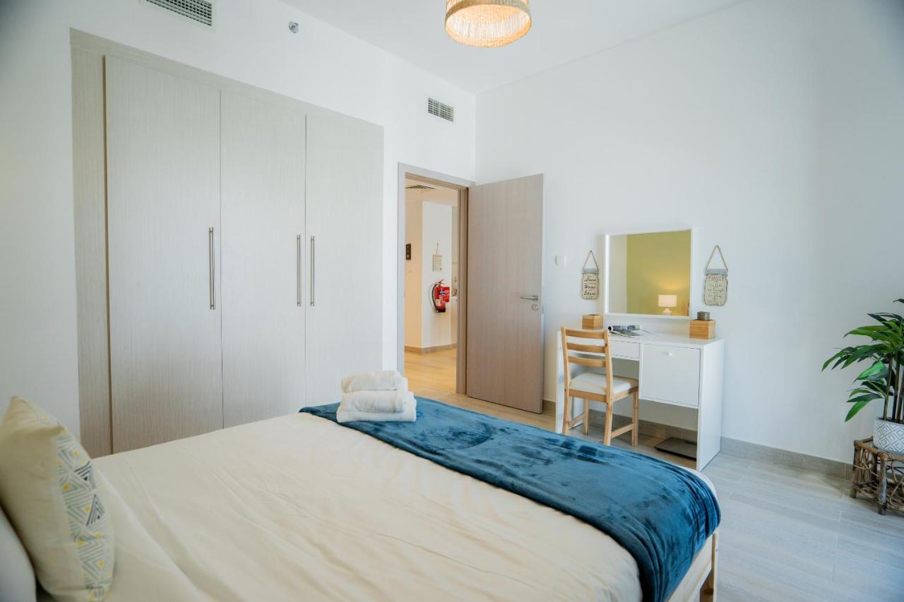 Nasma Luxury - Waterfront Retreat With Balcony Near Theme Park