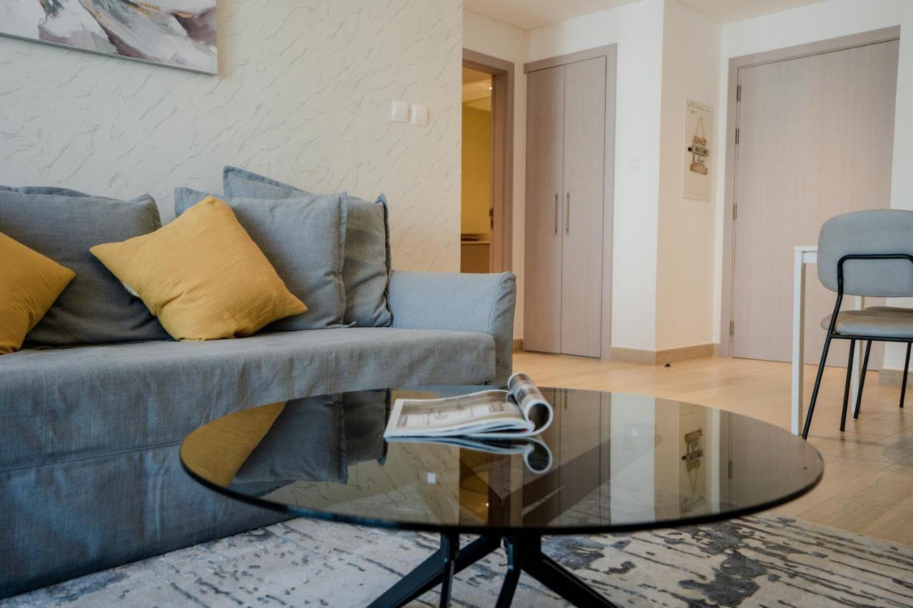 Nasma Luxury - Waterfront Retreat With Balcony Near Theme Park Apartment