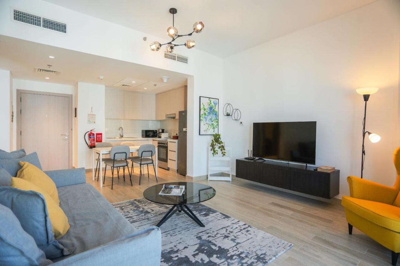 Nasma Luxury - Waterfront Retreat With Balcony Near Theme Park Apartment
