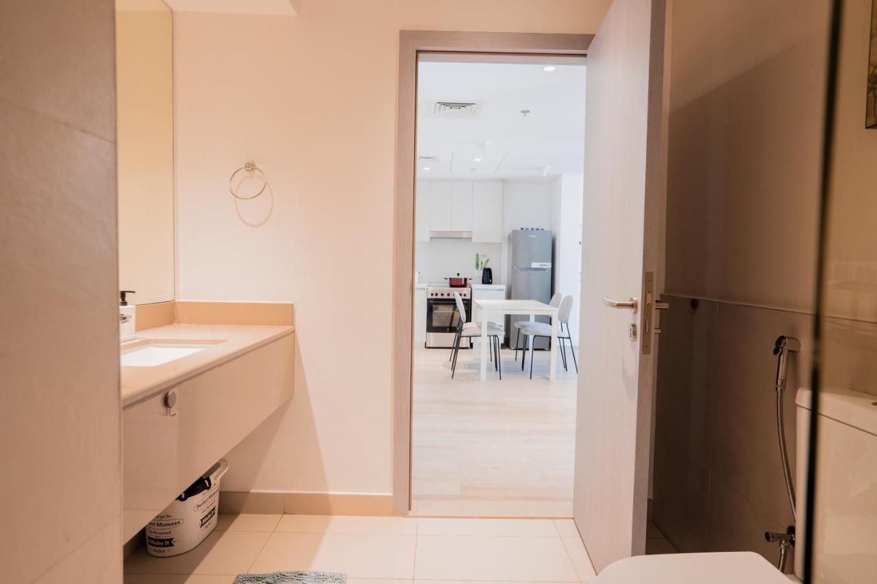 Apartment Nasma Luxury - Waterfront Retreat With Balcony Near Theme Park